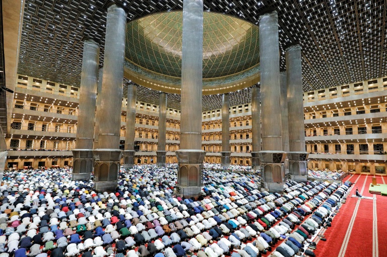 Indonesian Muslims attend mass prayers known as 'Tarawih' during the first eve of holy fasting month of Ramadan at the Great Mosque of Istiqlal in Jakarta, Indonesia, March 22, 2023. REUTERS/Willy Kurniawan