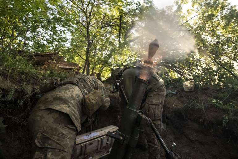 Ukrainian army protect the defensive line in the direction of Avdiivka with artillery support