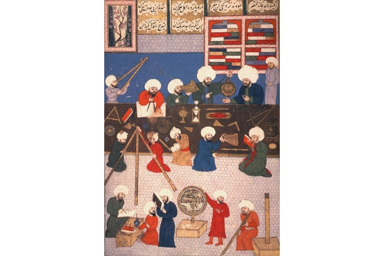 المصدر: Istanbul University Library (Turkey) الرابط: https://commons.wikimedia.org/wiki/File:Cient%C3%ADficos_y_pensantes_de_la_Edad_Media.jpg Illustrated manuscript of Astronomers working in the 16th century Observatory built by Murad III for Taqi Ad-Din Istanbul University Library ref Ms Shahinshahnama F1404 989-1581 Detail of a 16th-century miniature showing Arab astronomers from the Galata Observatory, founded by Sultan Suleiman. Credit: Istanbul University Library (Turkey). Presented on the cover of L'épopée de la science arabe, Danielle Jacquart, collection «Découvertes Gallimard / Sciences et techniques» (n° 479), Éditions Gallimard, 27 October 2005.