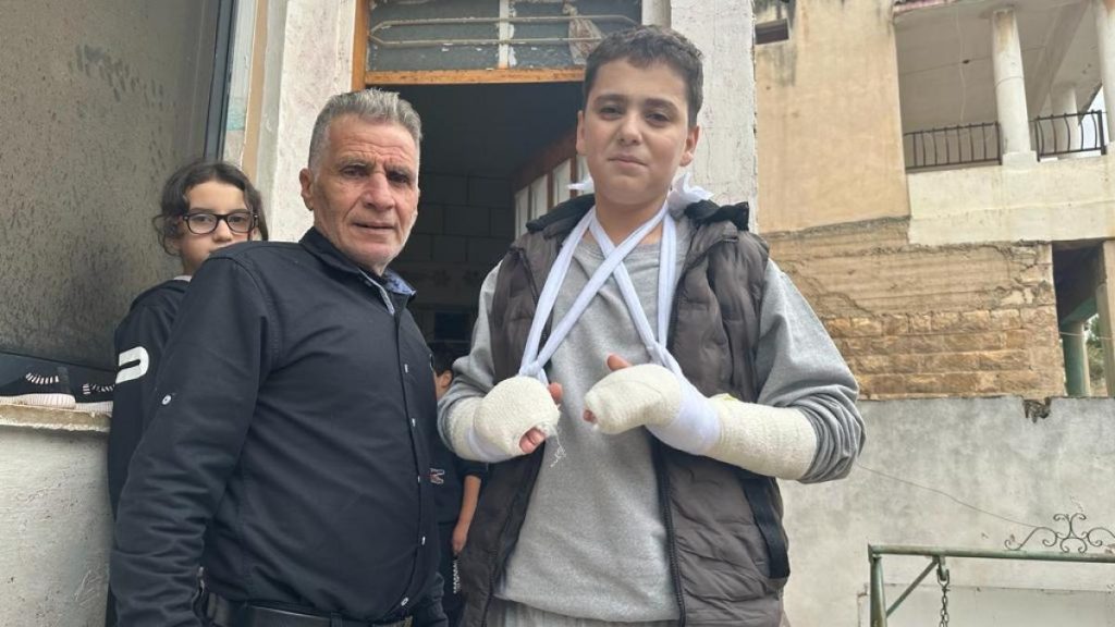 ضرب وتجويع وكلاب.. شهادات الأسرى تكشف جرائم الاحتلال