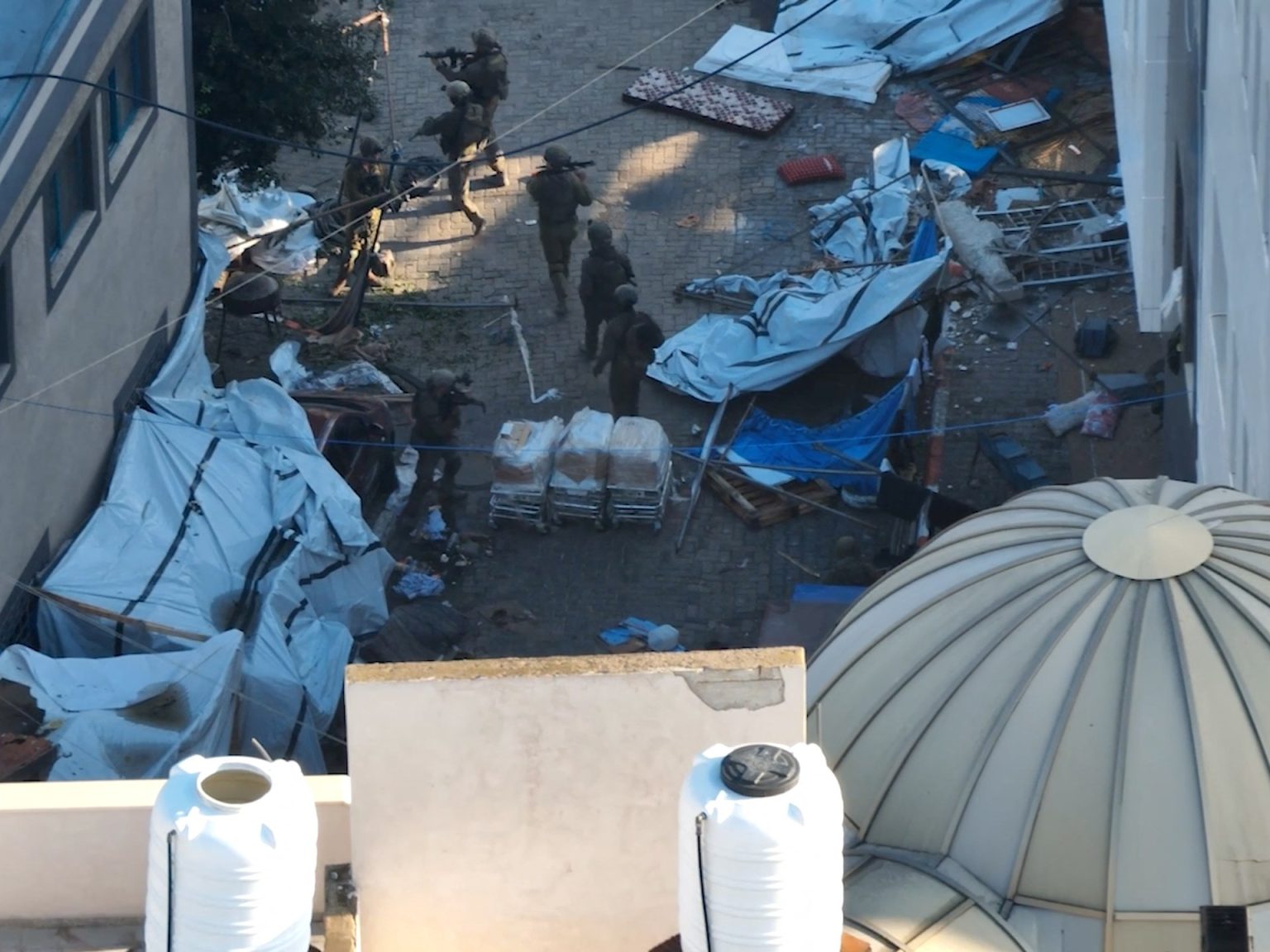 رعب ودمار وتفجيرات.. وضع مأساوي واعتقالات بمجمع الشفاء