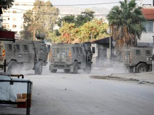 قوات الاحتلال تقتحم مجددا مناطق عدة بالضفة وتصيب شابا بالرصاص