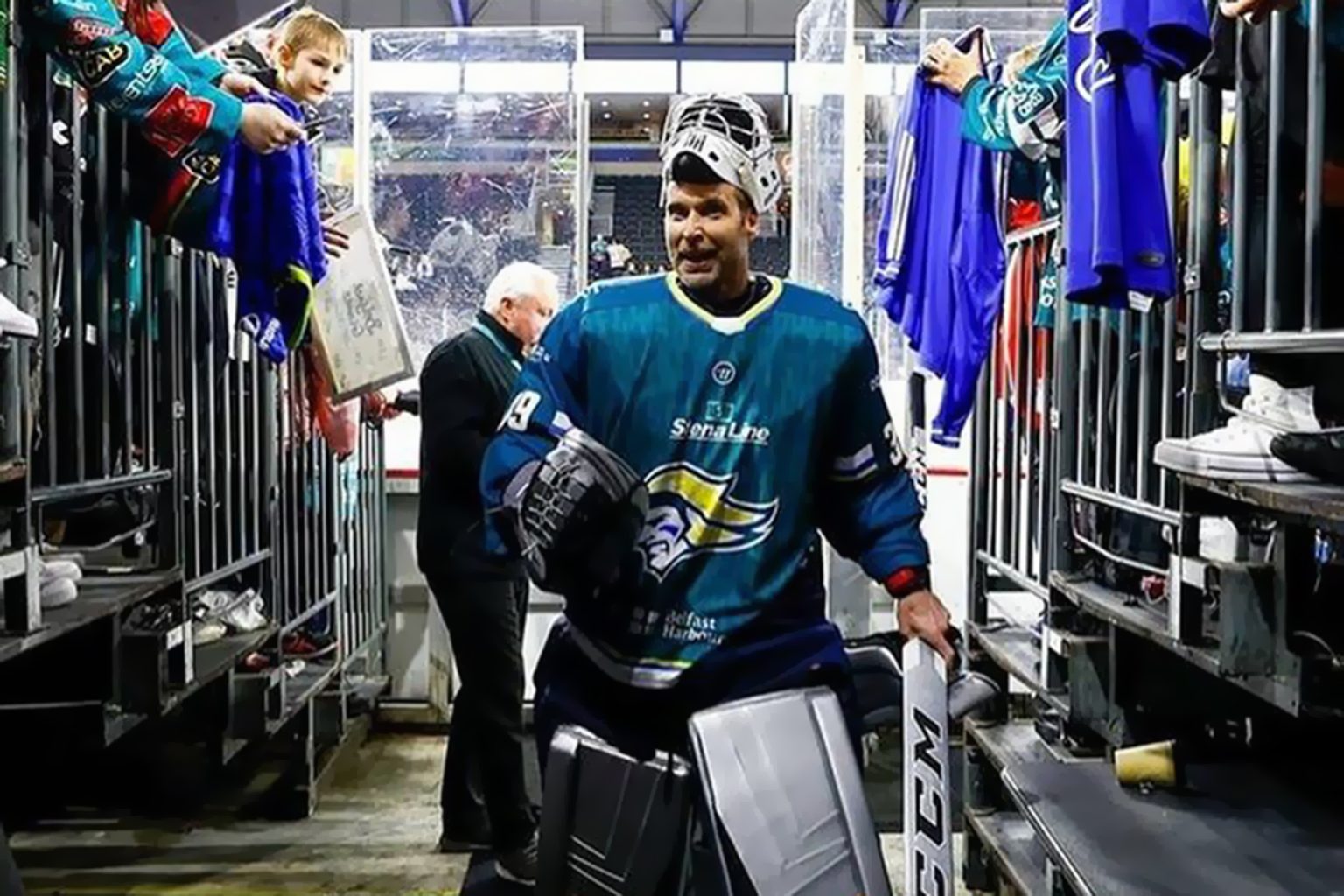 بعد اعتزاله كرة القدم.. الحارس تشيك يواصل مسيرته في الهوكي على الجليد