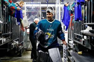 بعد اعتزاله كرة القدم.. الحارس تشيك يواصل مسيرته في الهوكي على الجليد