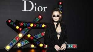 هل تخلت ماركة الأزياء “ديور” عن بيلا حديد واستبدلتها بعارضة إسرائيلية بسبب تضامنها مع غزة؟