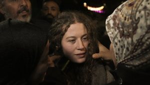 فيديو : شاهد: بالهتافات والزغاريد.. رام الله تستنقبل الأسرى المحرّرين وحماس تفرج عن 16 رهينة إضافية