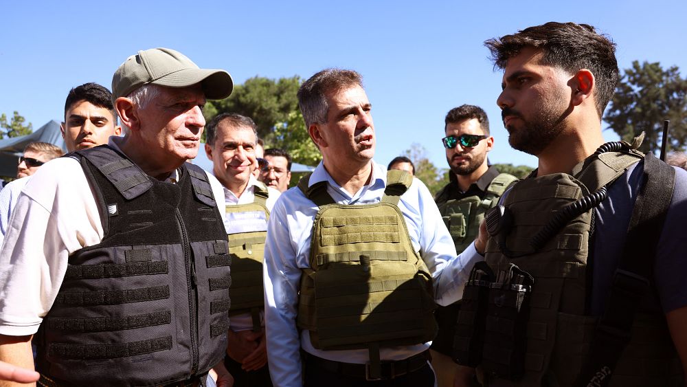 فيديو: مسؤول السياسة الخارجية في الاتحاد الأوروبي يزور تجمعا سكنيا استهدفته حماس في هجومها