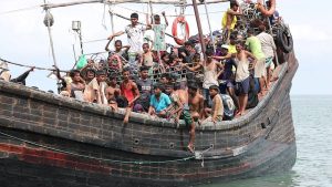 شاهد: 250 لاجئا من الروهينغا يصلون إلى شاطئ غرب إندونيسيا والسكان يرفضون استقبالهم