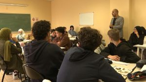 شاهد: ثانوية”ابن رشد” الإسلامية تتصدر قائمة أفضل مدارس فرنسا لكنها تحت تهديد قطع التمويل الحكومي