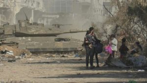 شاهد: بعضهم مصاب أو بأطراف مبتورة.. خروج المئات من مستشفى الشفاء بغزة بعد إنذار إخلائه