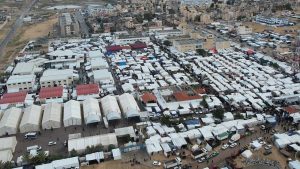 شاهد: صور من الجو لخيام النازحين الفلسطينيين قرب خان يونس جنوب قطاع غزة