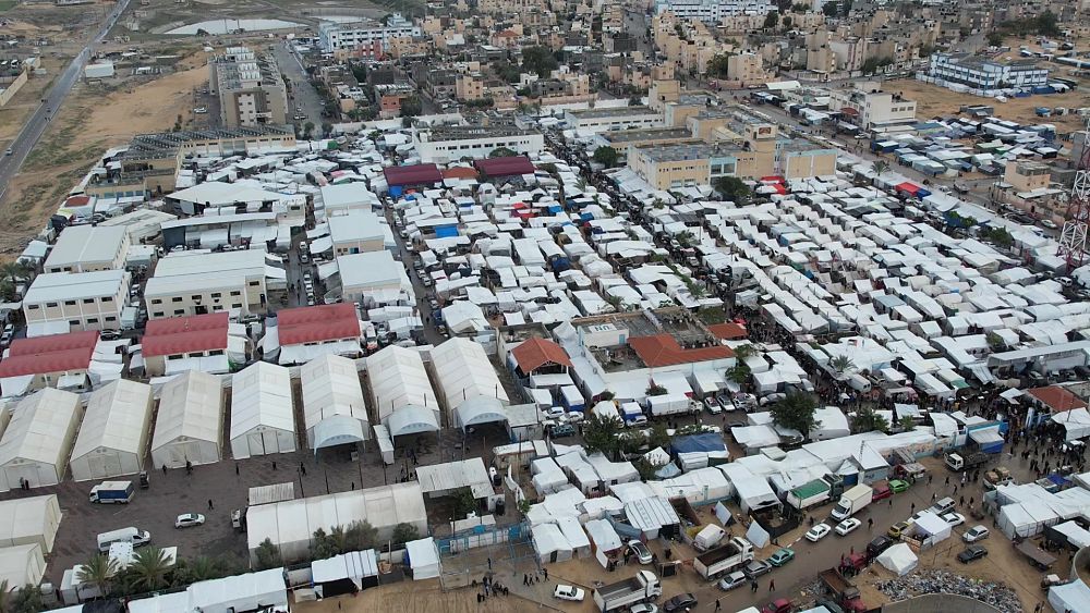 شاهد: صور من الجو لخيام النازحين الفلسطينيين قرب خان يونس جنوب قطاع غزة