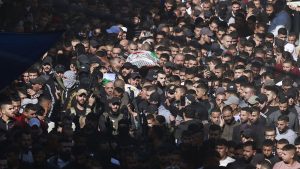 شاهد: تشييع على وقع أزيز الرصاص لشبان فلسطينيين قُتلوا جرّاء الاقتحامات الإسرائيلية للضفة الغربية