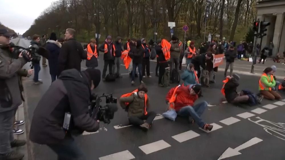 فيديو : ناشطو مناخ يغلقون شارعًا رئيسيًا في برلين