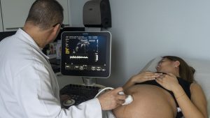 ظاهرة طبية نادرة.. امرأة برحمين حامل بتوأم ينموّ كل منهما في رحم