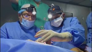 فيديو : شاهد: عمليات حرجة على أضواء الهواتف والكشافات في غزة