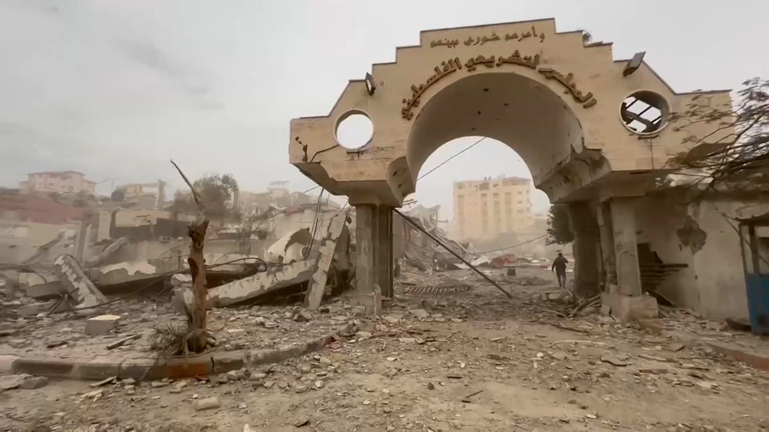 مشاهد حصرية للجزيرة تظهر دمارا واسعا بالمجلس التشريعي في غزة