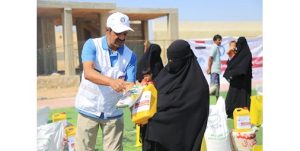 «الهلال الأحمر» توزع مساعدات إغاثية للنازحين بمحافظة المهرة اليمنية جراء إعصار «تيج»