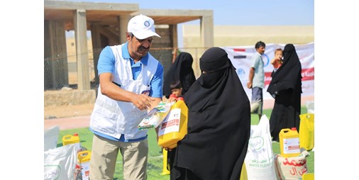 «الهلال الأحمر» توزع مساعدات إغاثية للنازحين بمحافظة المهرة اليمنية جراء إعصار «تيج»