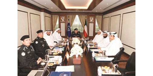 «الداخلية» تُقيّم تجربة الدوام المرن وتأثيرها في انسيابية الحركة المرورية مع 4 جهات حكومية