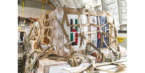 40 طناً من المساعدات على متن الطائرة الـ 21 لغزة