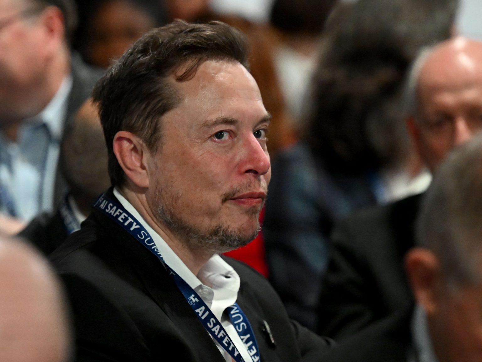 ماسك يطلق نموذجه من الذكاء الاصطناعي