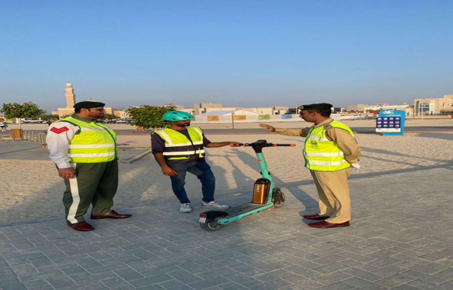 شرطة دبي تمنح وسام بطل السكوتر للسائقين الملتزمين بالقوانين واللوائح
