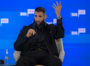 كريم بنزيما يدعو اللاعبين الأجانب في دوري “روشن” لنقل خبراتهم لأبناء المملكة