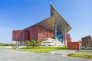 “نيابة أبوظبي” تتخذ الإجراءات القانونية تجاه أم وابنها في واقعة تداول معلومات مغلوطة