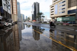 أمطار غزيرة ومتوسطة وخفيفة وأجواء غائمة في الشارقة وعجمان وأم القيوين