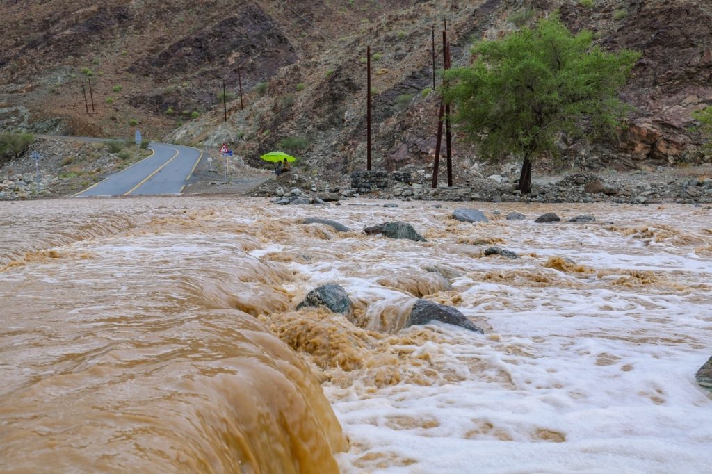 هطول أمطار غزيرة ومتوسطة على الإمارات