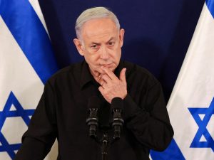 نتنياهو يواجه أزمة بعد قرار إدخال وقود إلى غزة