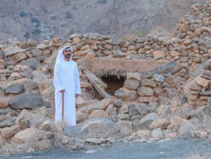 «وم».. مساكن من الصخر والطين تحكي سيرة الأجداد