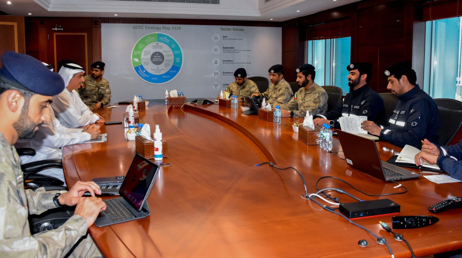 تعاون شرطة أبوظبي وهيئة الدفاع المدني مع شركة أبوظبي للتوزيع