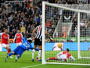 شاهد.. نيوكاسل يُلحق بأرسنال أول هزيمة بالدوري الإنجليزي هذا الموسم