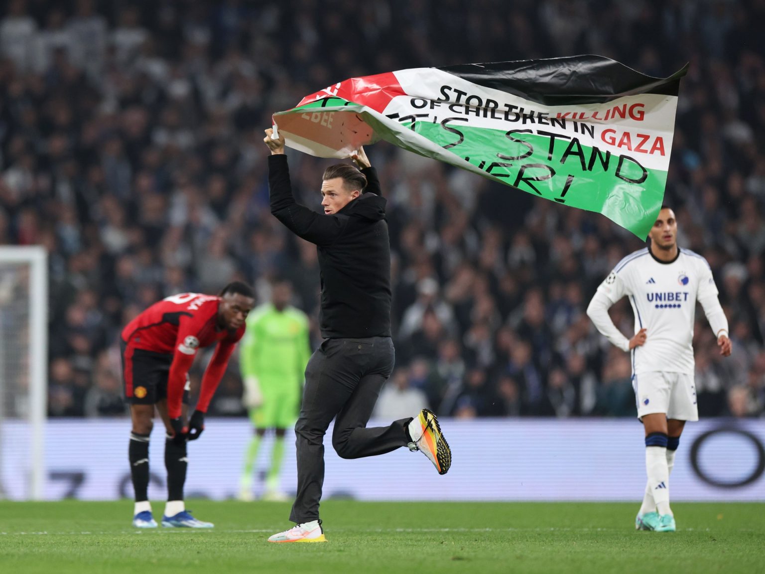 شاهد.. مشجع يقتحم مباراة بأبطال أوروبا بعلم فلسطيني مكتوب عليه “أوقفوا قتل أطفال غزة”