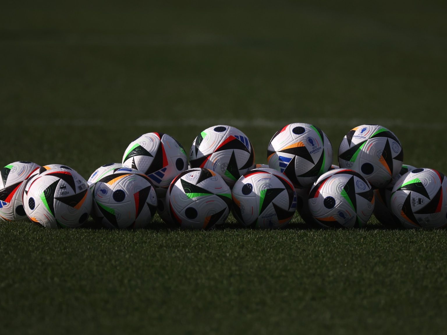 ستساعد الحكام في المباريات.. يويفا يكشف عن كرة يورو 2024