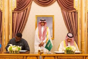 فيصل بن فرحان ووزير خارجية سيراليون يوقعان اتفاقية التعاون ومذكرة المشاورات السياسية