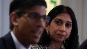 بعد ساعات من إقالتها.. وزيرة داخلية بريطانيا: سوناك «خائن»