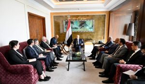 العليمي يطالب بالضغط على الحوثي للتعاطي مع جهود السلام