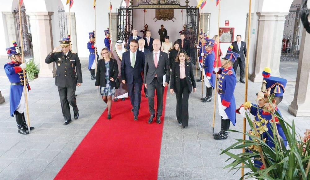 السفير غلام يقدم أوراق اعتماده لرئيس الإكوادور