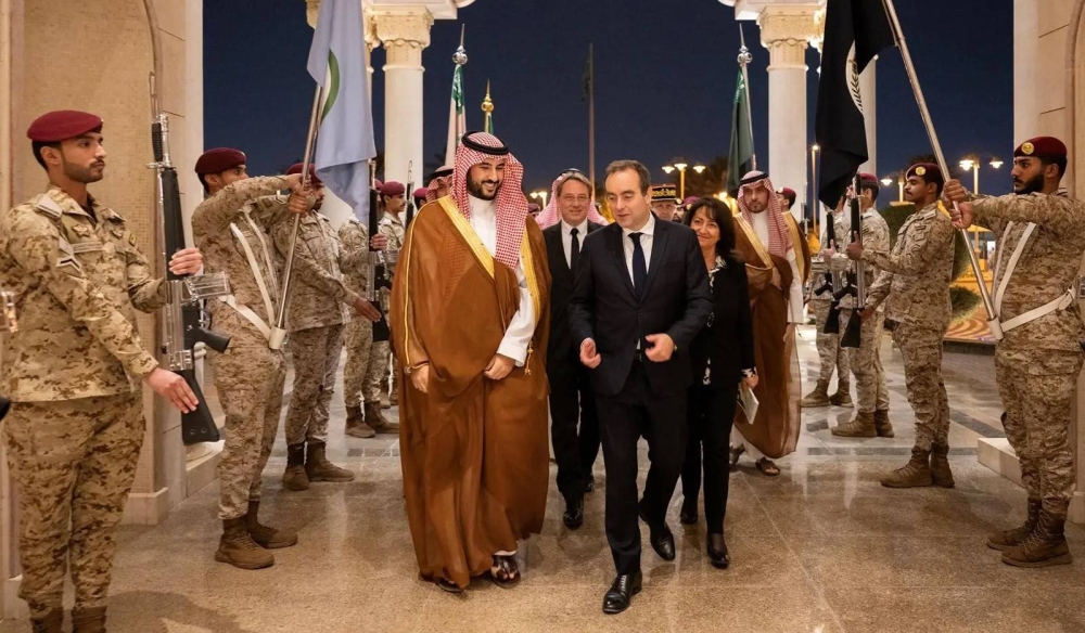 خالد بن سلمان يبحث العلاقات وتطورات المنطقة مع وزير القوات المسلحة الفرنسي