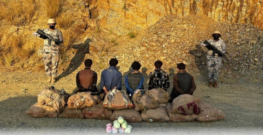 جازان: القبض على 5 «مخالفين» لمحاولتهم تهريب 114 كيلوغراماً من «القات»