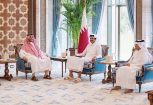 أمير قطر والأمير تركي بن محمد يبحثان العلاقات الثنائية