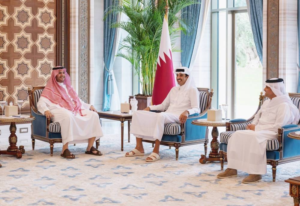 أمير قطر والأمير تركي بن محمد يبحثان العلاقات الثنائية