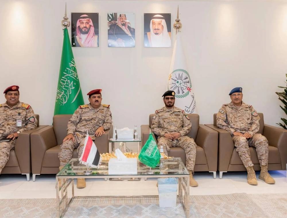 الفريق الأزيمع يستقبل وزير الدفاع اليمني