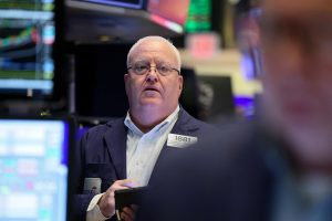 وول ستريت تنخفض متأثرة بهبوط سهمي وول مارت وسيسكو