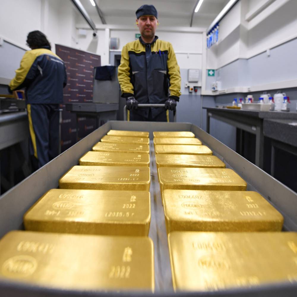 الذهب على ارتفاع طفيف وسط محاولات الدولار تعويض بعض الخسائر