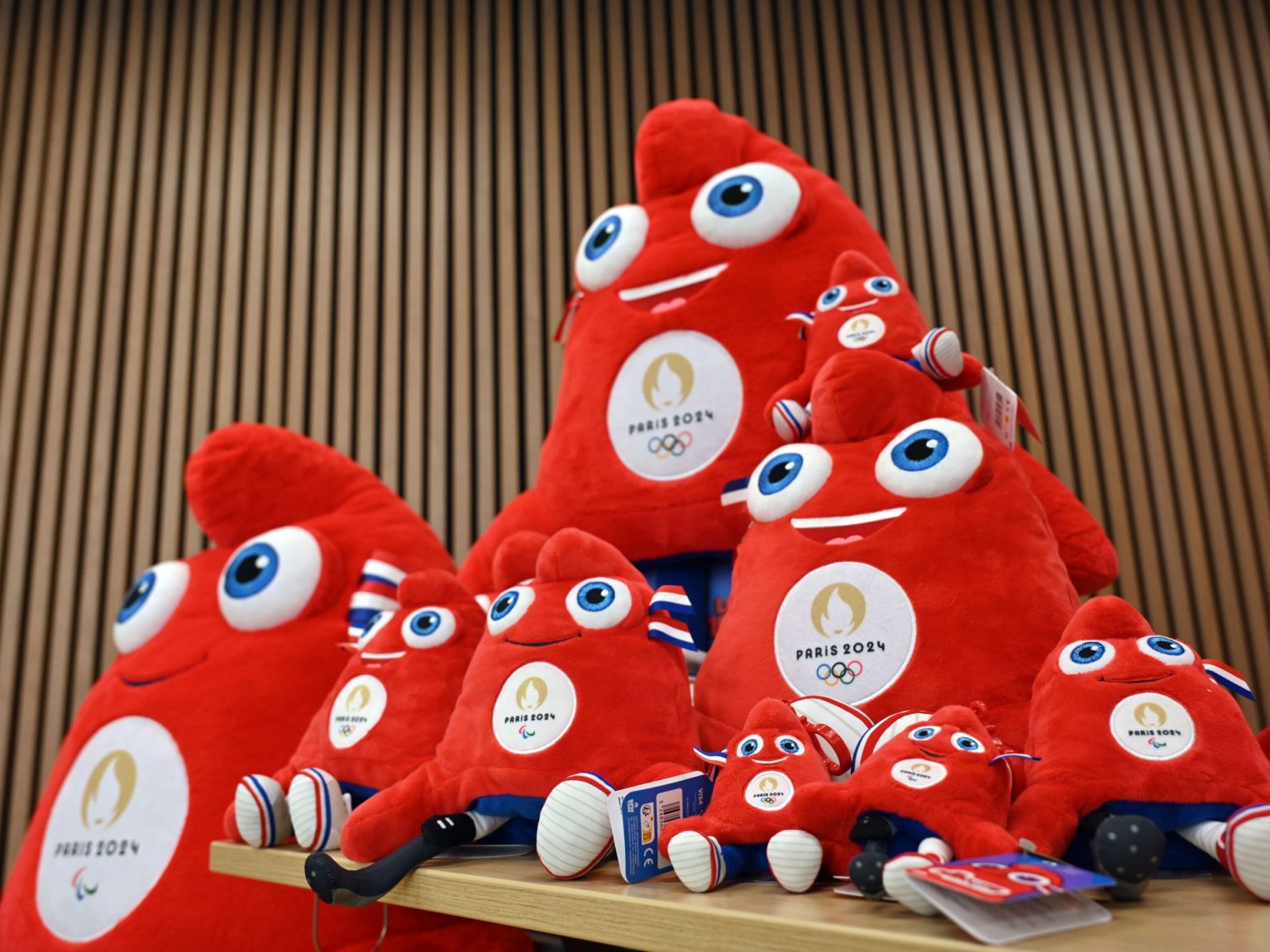 فرنسا تصنع شعلة أولمبياد باريس من سيارات خردة وغسالات ملابس