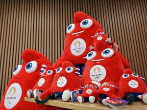 فرنسا تصنع شعلة أولمبياد باريس من سيارات خردة وغسالات ملابس